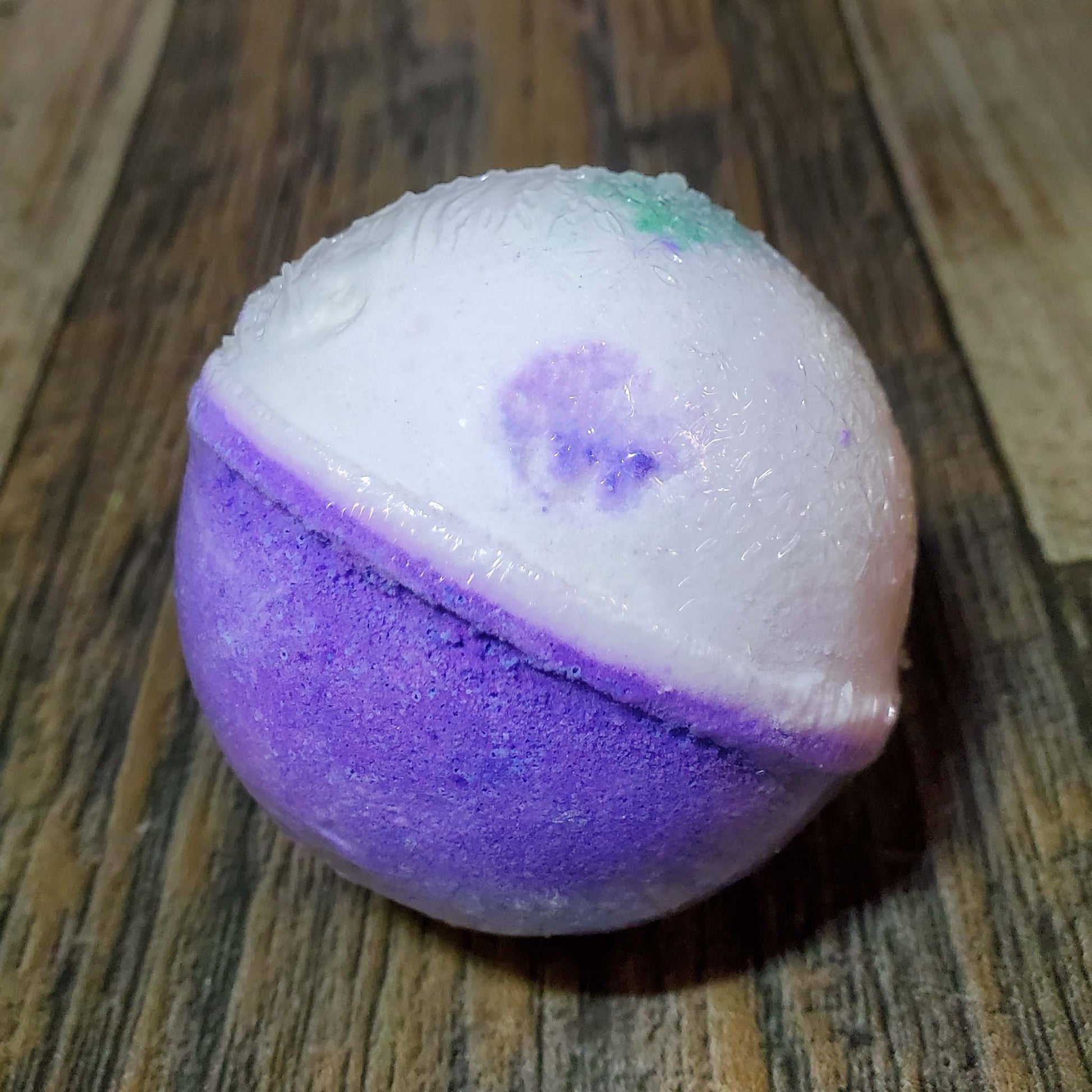 natural bath bomb scented as lavender mint