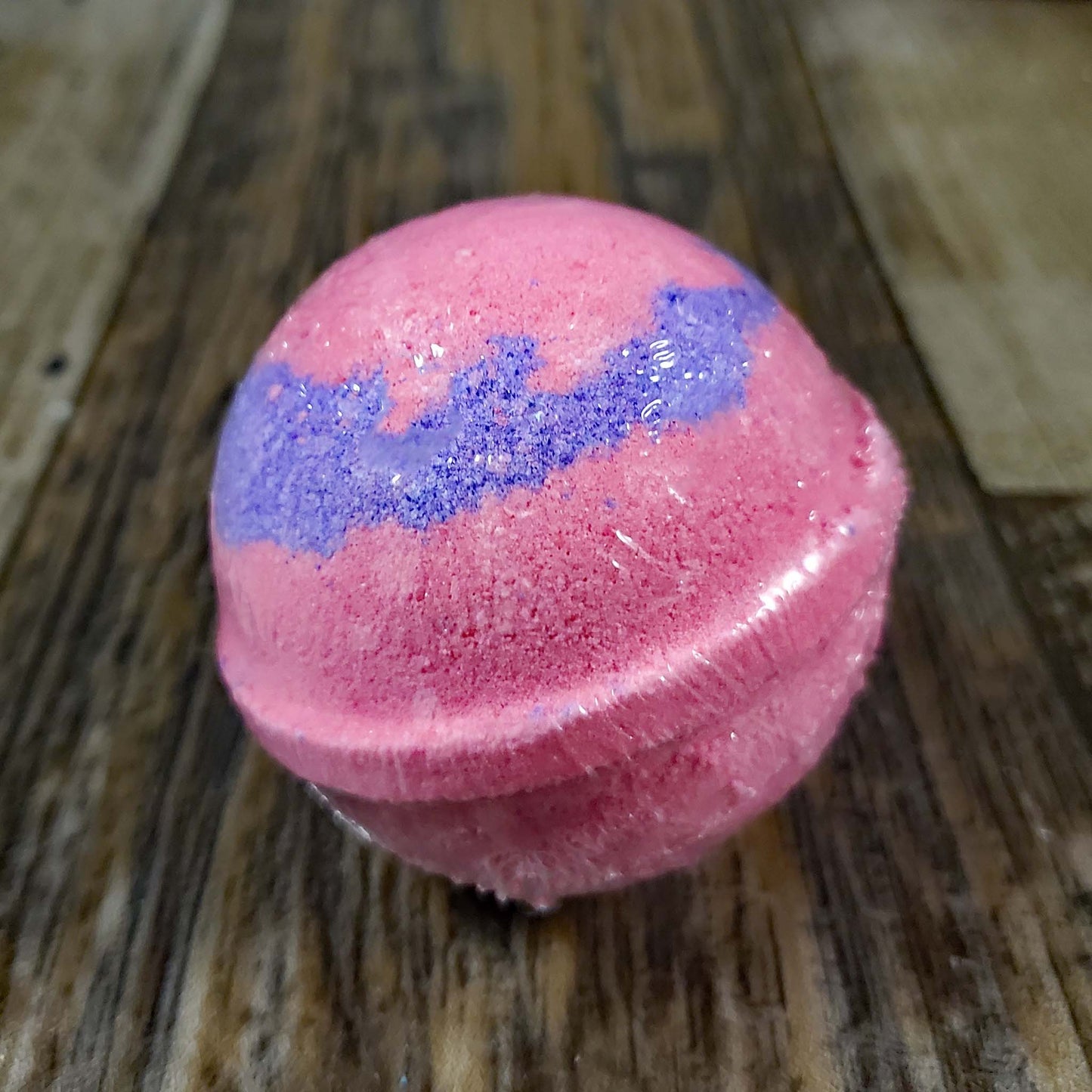 natural bath bomb scented as kiss me